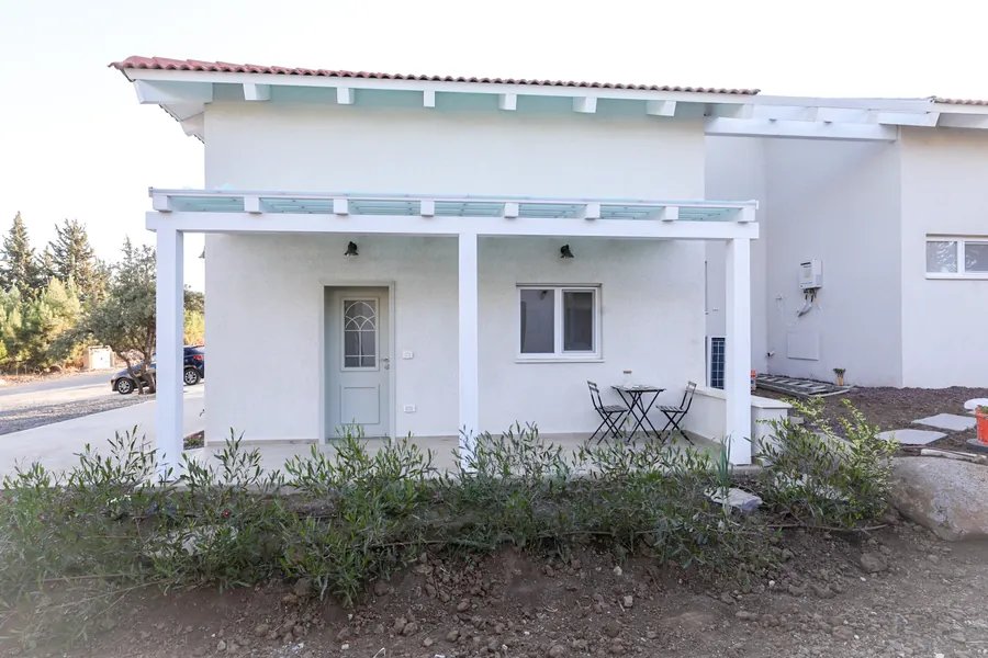 היחידה מבחוץ, עם פרגולה ופינת ישיבה